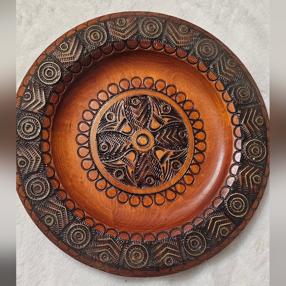 VINTAGE ROUND HAND CARVED WOODEN PLATE